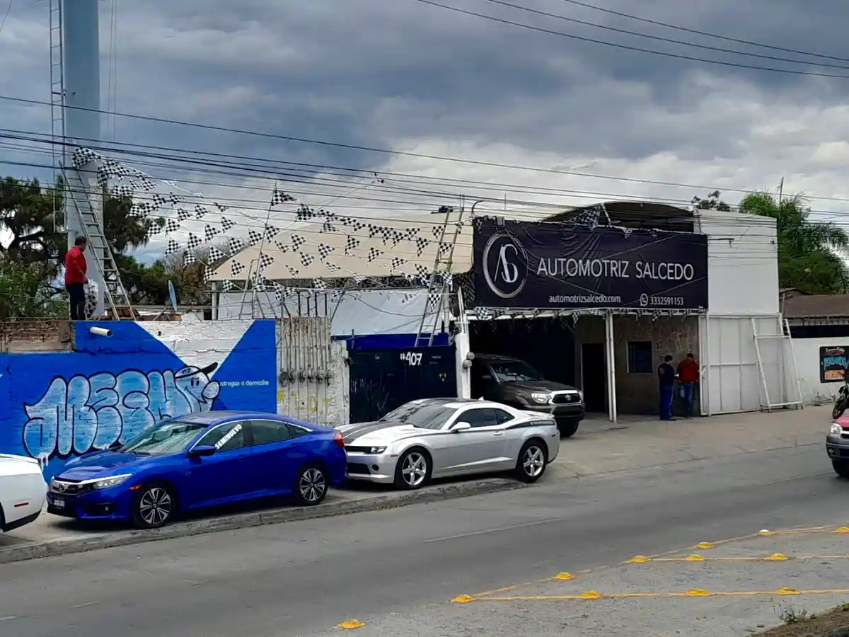 Automotriz Salcedo Lázaro — Concesionario de automóviles en San Pedro Tlaquepaque